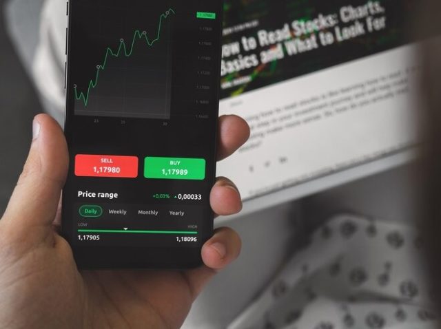 imgi_63_trading-stock-market-with-smartphone-home-trading-online-concept-woman-broker-inv